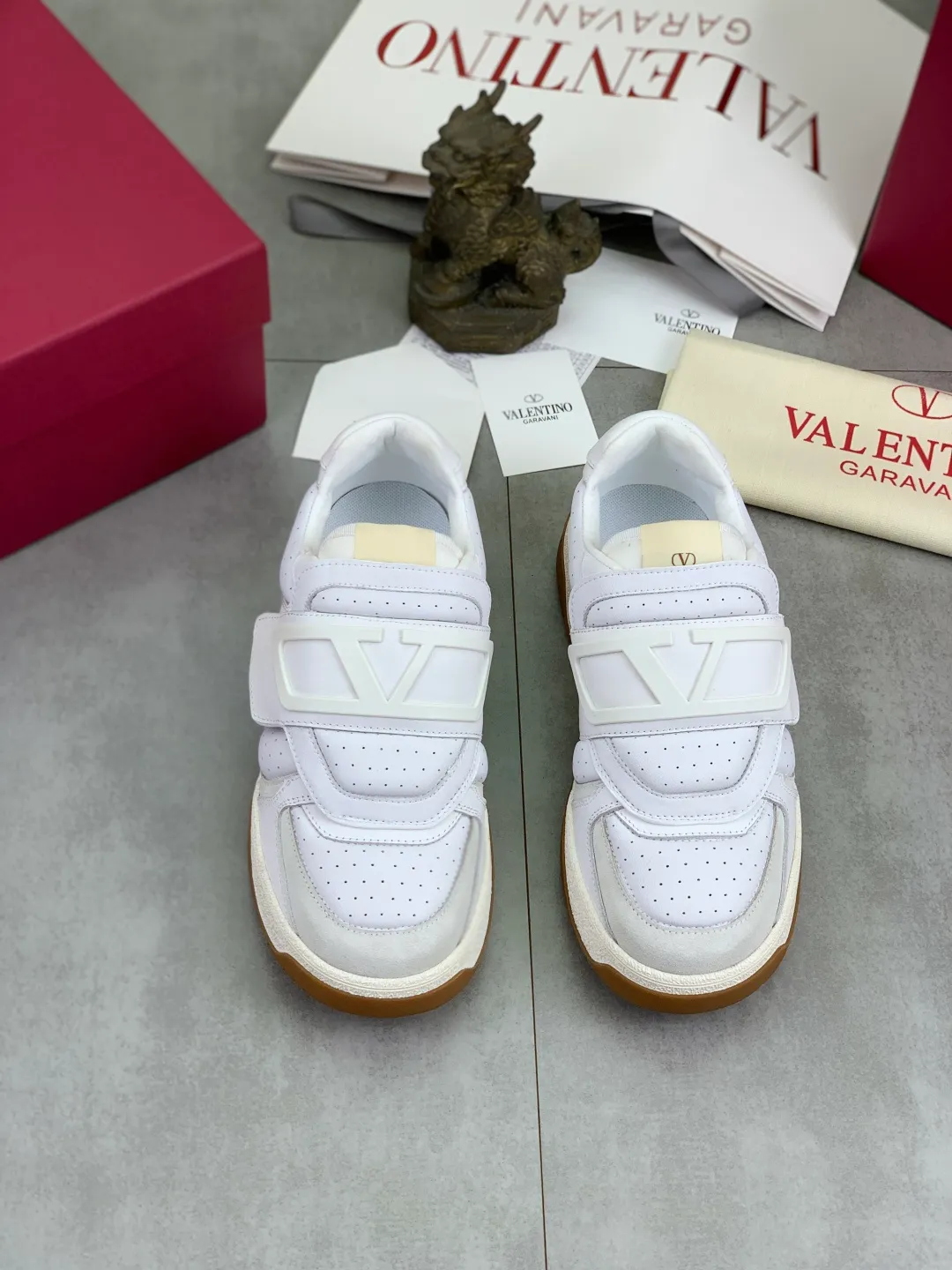 Men's men's shoes 💰P640 new style latest Valentino Valentino V family new casual young fashion trend sports shoes full of vitality, no age limit, very light and comfortable on the foot, packaging, original purchase and development, production, various color combinations are eye-catching, activate the charming sunny boy, the shoe design combines coolness with daily style, full of street feeling, multi-color options!   Fabric: original material splicing/first-layer cowhide Lining: imported cowhide/original logo sweat-absorbent and breathable foot pad Outsole: TPU foam lightweight material outsole Brand injection insole Code number: 38-46 Full set of packaging Color: 3️⃣ colors available